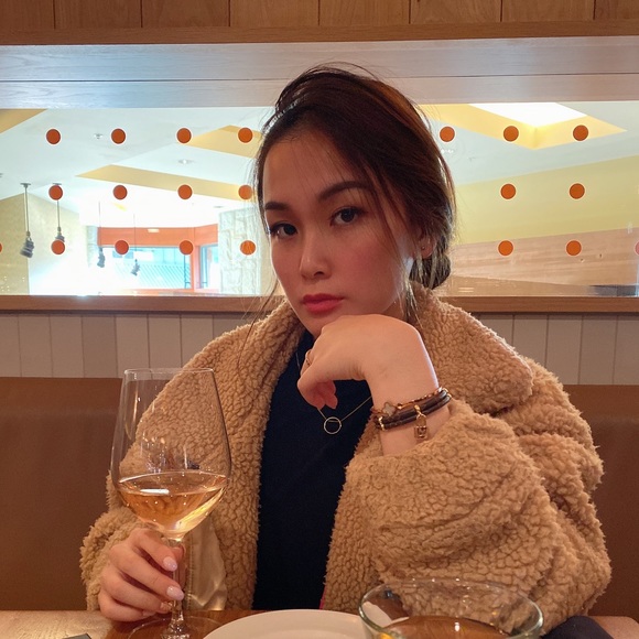 Meet your Posher, Liz - Picture 2 of 6